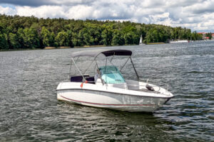 yachting-4-motorowki-na-wynajem--19 yachting-4-motorowki-na-wynajem--19